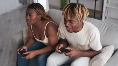 Çift oyunu kazanan erkek kaybeden kız arkadaş