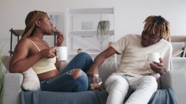 Pazar günleri evde kahve içip abur cubur yiyorlar.