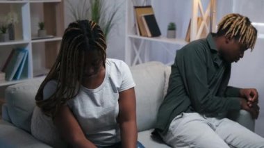 çift affedici sevgili kucaklayan kız