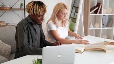 Sınava hazırlanan çift ödevi kitabı araştırması