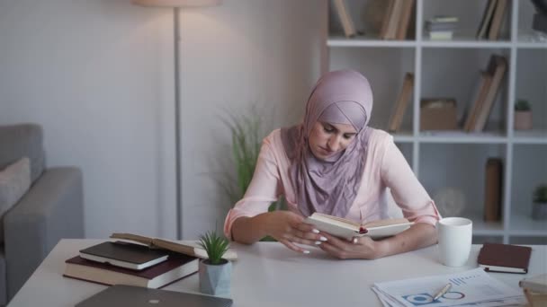 Libro ricerca lettura donna stagista casa di apprendimento — Video Stock