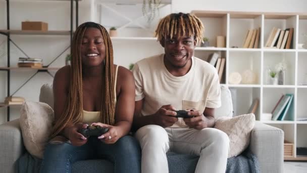 Pár video hra zábava domácí volný čas chlap přítelkyně — Stock video