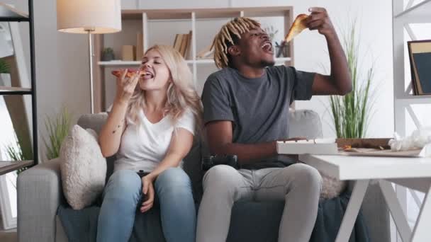 Weekend meal fast food happy couple eating pizza — Stock Video