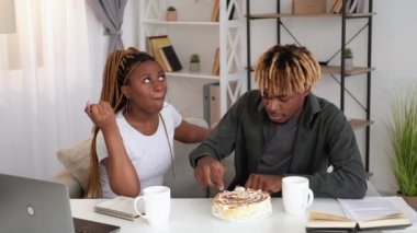 Arkadaşlar kahve molası öğrencileri pasta yiyor.