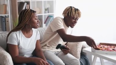 Hafta sonu pizza yiyen çiftler.