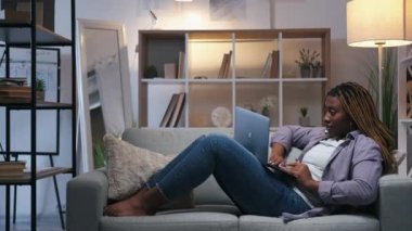 İnternet gizliliği utangaç kız dizüstü bilgisayar ekranı gizliyor