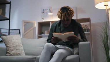 dijital öğrenme modern teknoloji adam dizüstü bilgisayarı