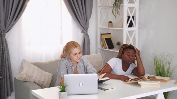 Studenten levensstijl thuis leren vermoeide meisjes boeken — Stockvideo