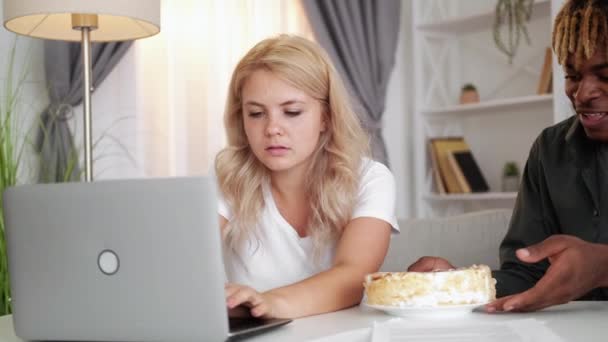 Birthday surprise online work break boyfriend cake — Stock Video