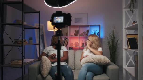 Video interjú talk show lányok kanapé beszélgetés — Stock videók