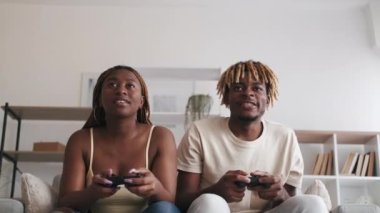 eğlenceli video oyunu aile rekabeti kurnaz kız erkek