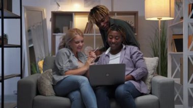 grup video çağrısı çevrimiçi öğrenme öğrencileri laptop
