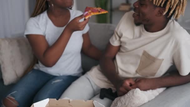 Pizza para llevar casa almuerzo romántico pareja rebanada — Vídeos de Stock