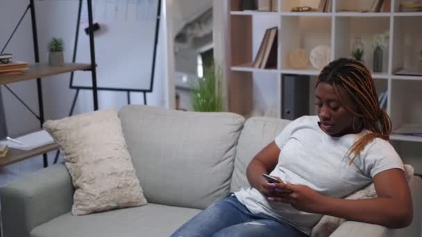 Gadget addiction woman boyfriend give phone back — Stock Video