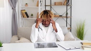 Yorgun doktor aşırı çalışma yorgunluk doktor baş ağrısı