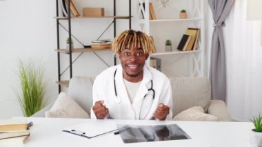 heyecanlı doktor iyileşme kutlaması akciğer iyileşmesi