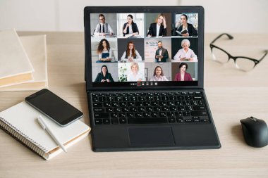 Web konferans mesafesi yönetim ekibi