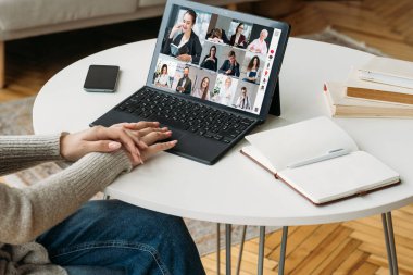 Çevrimiçi öğrenim grubu videosu Laptop öğrencilerini