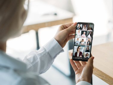 Online brifing mobil video toplantı iş ekibi