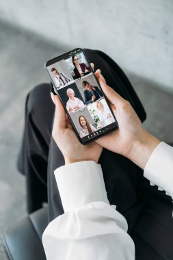 Mobil telekonferans iş ekibi çevrimiçi çalışıyor