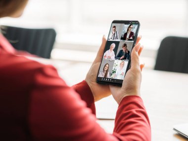 Uzak brifing mobil video toplantı ekibi çevrimiçi