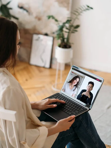 Interview vidéo de travail de l'équipe d'affaires à domicile — Photo