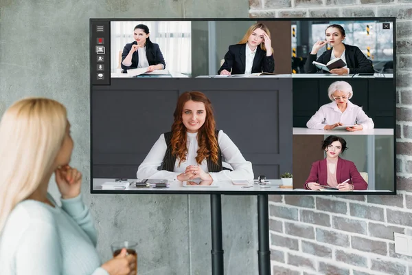 Video briefing tv conferencia femenino negocio equipo —  Fotos de Stock