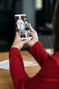 Video konferansı. Sanal toplantı. Profesyonel online danışmanlık. İş arkadaşları telefon ekranında dijital ofiste çalışan projeyi tartışıyor.