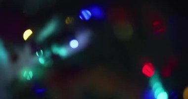 Bokeh ışığı. Mercek alevi kaplaması. Odaklanamayan neon renkli parlayan daireler, Kızıl Sinema kamerasındaki soyut arkaplan çekimleri üzerinde hareket ediyor..