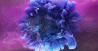 Mürekkep damlası. Renkli sis akışı. Logo etkisini gösteriyor. Mor soyut sanat arka planında, kırmızı sinema kamerası 6k üzerinde mavi pembe duman karışımı hareket.