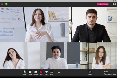Giysi toplantısı. İş eğitimi. Ekran modeli. Çeşitli erkek ve kadınlar masa başında oturmuş, aydınlık odada online konferans veriyorlar..
