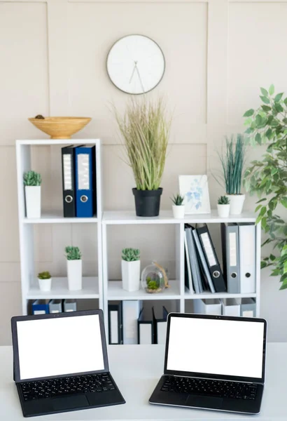 Cooperación Laboral Una Maqueta Computadora Lugar Oficina Dos Portátiles Abiertos — Foto de Stock