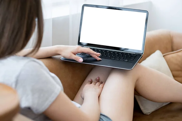 Cursos Online Mulher Casual Mockup Computador Senhora Irreconhecível Rolagem Laptop — Fotografia de Stock