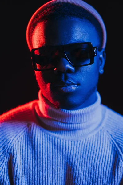 Neon Lichte Man Nachtportret Cyberpunk Mode Cool Knappe Jongen Gezicht — Stockfoto