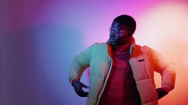 Neon model. Şık bir adam. Şehir tarzı. Yakışıklı, modaya uygun, gradyan serbest alan arka planında parlak ışık altında poz veren adam..