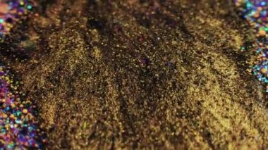 Yağlı boya köpükleri. Bulanık daireler akar. Parlak doku. Yaratıcı soyut arkaplan üzerinde odaksız altın sarısı, yeşil, mavi, mavi, mürekkep bırakma hareketi.