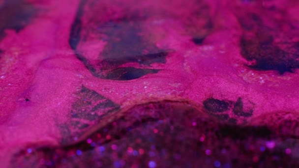 魔法の流れだ 流体の質感 抽象的な背景 液体塗料の紫色の青い輝くストリームは スローモーションマクロ撮影を移動します — ストック動画