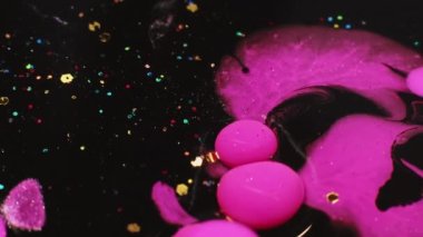 Boya baloncukları sıçrıyor. Yağ mürekkebi suyu. Yüzen boya. Neon pembe renk lekesi parlak mavi kırmızı pullu soyut arkaplanda patlak verdi.