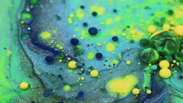 颜色泡沫纹理 油漆水 液体斑点下降 黄色蓝色绿色圆形墨点在闪光的艺术抽象背景上的涡旋运动 — 图库视频影像
