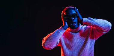 Şaşırmış bir adam. Bayrak teklif et. Omg ifadesi. Reklam arkaplanı. Parlak kırmızı neon ışıklı şok adam siyah boş uzay başlığında izole.