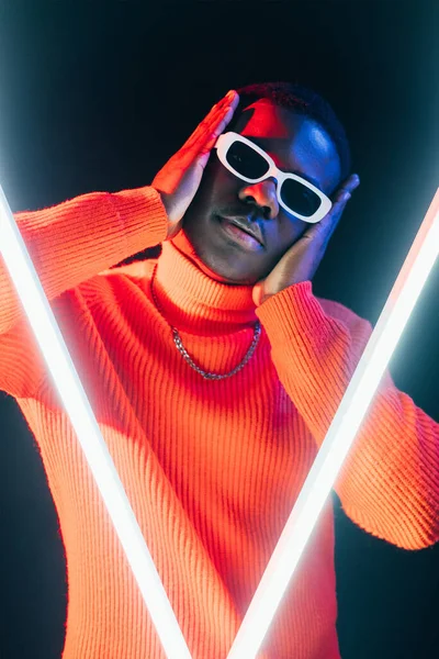 Modernt Mode Vogue Dans Neonljus Natt Cool Allvarlig Snygg Man — Stockfoto