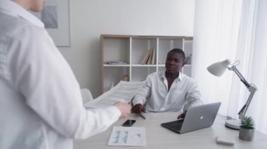 Yönetici. Hesap yöneticisi. Şirket yaşam tarzı. Ofis masasının iç işlerindeki veri belgelerini kontrol eden başarılı, meşgul, Afrika kökenli iş adamı..