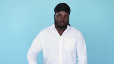 Merhaba jest. Barış işareti. Zafer sembolü. Bumerang hareketi. Mavi arka planda izole edilmiş iki parmak işareti gösteren ciddi bir selamlama GIF döngü animasyonu.