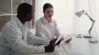 İş ekibi. Proje tartışması. Uluslararası işbirliği. Mutlu çok ırklı iş ortakları kadın Afrikalı erkek başarılı takım çalışması sonuç ofiste konuşma.