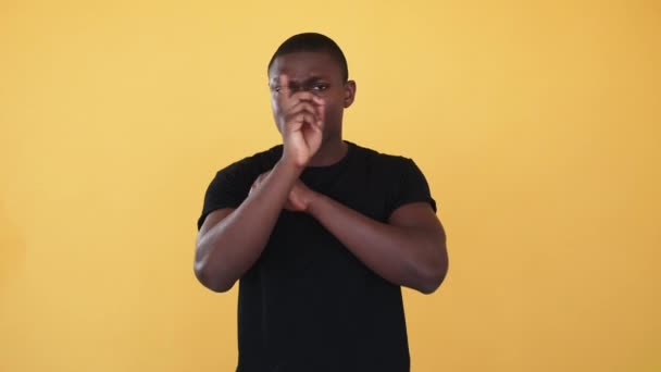 Вираз Відмови Антирасизм Знак Протесту Расова Дискримінація Серйозний Африканський Чоловік — стокове відео