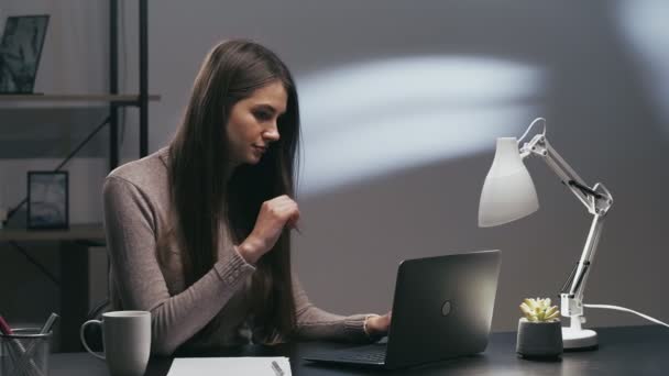 バーチャルアシスタント 家から仕事だ オンラインビジネスワーカー オフィスのワークスペースでラップトップを入力するスマート女性 — ストック動画