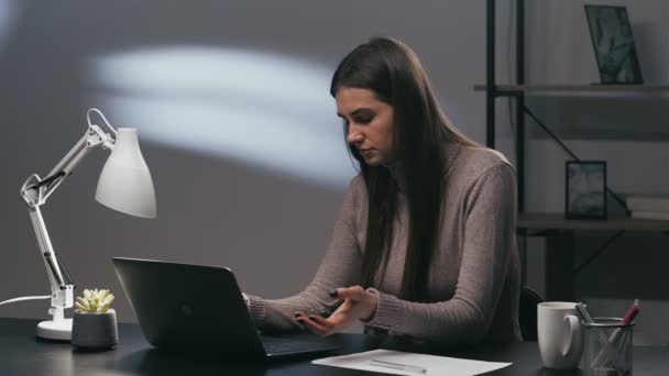 Överarbetad Kvinna Jobbar Sent Tidsgräns För Stress Trött Upprörd Kvinnlig — Stockvideo