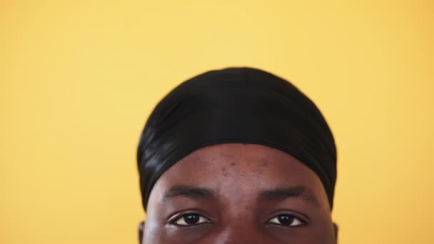 Afrikalı Erkek Gözleri Siyahların Hayatı Önemlidir Eşit Haklar Turuncu Fotokopi — Stok video