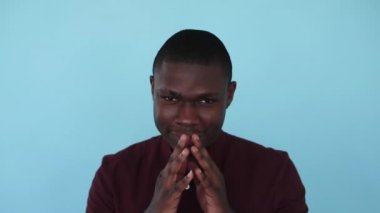 Üçkağıtçı adam. Şeytani plan. Eşek şakası. Bumerang animasyonu. Sinsi sinsi, sinsi, Afro adam mavi arka plan GIF döngü hareketinde izole parmaklarını kuleye çekiyor..