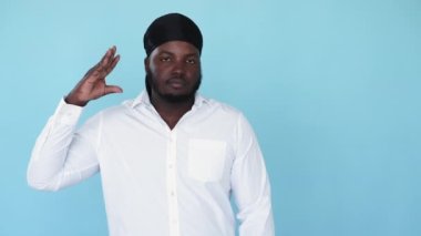 Blah jest. İlgisiz ifade. Sıkıcı bir konuşma. Bumerang hareketi. Konuşan el işaretli Afro adam görmezden geliniyor mavi boş alan arkaplan GIF döngü animasyonu izole.